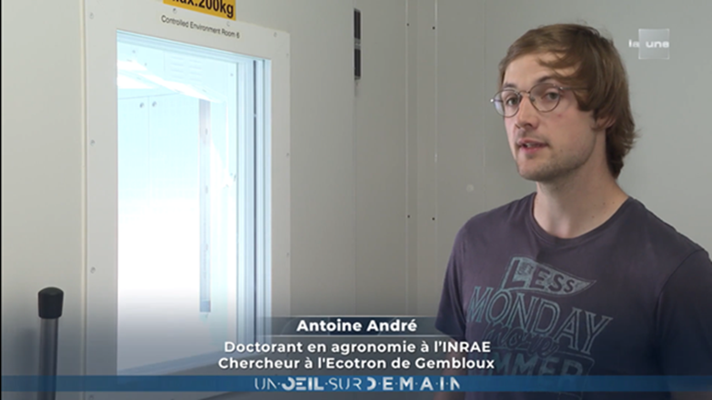 Antoine André, PhD student in agronomy at INRAE – In front of the PhD trial in the Ecotron of Gembloux